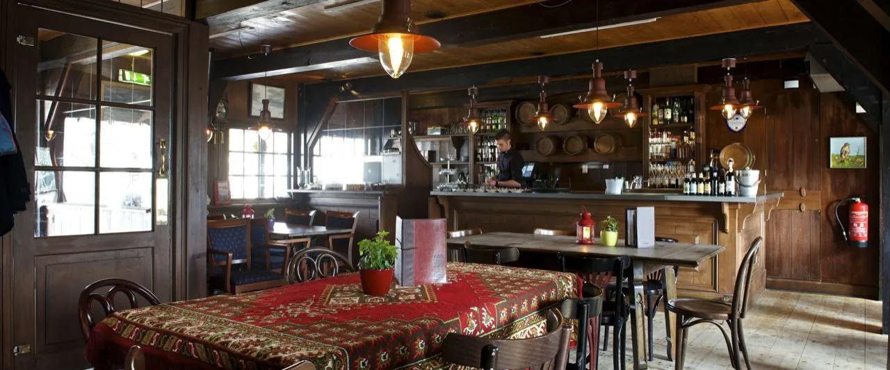 Het oud-Hollandse proeflokaal met bar op de Zaanse Schans